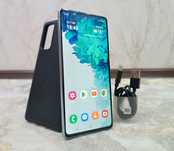 Samsung S20 в отличном состоянии.