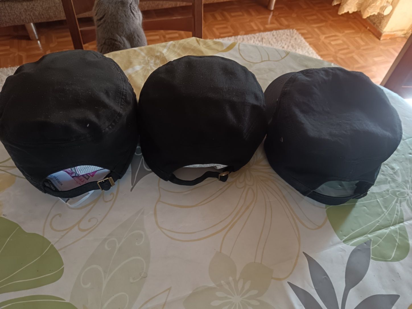 3 бейсболки жириновки