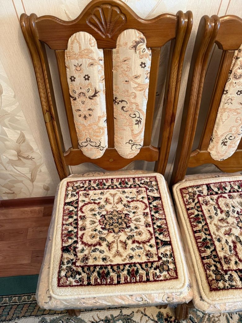Овальный стол со стульями