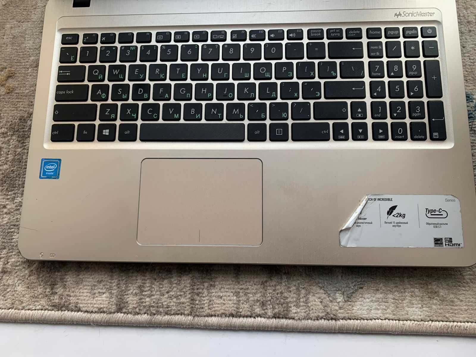 Ноутбук Asus с чехлом и шнурами