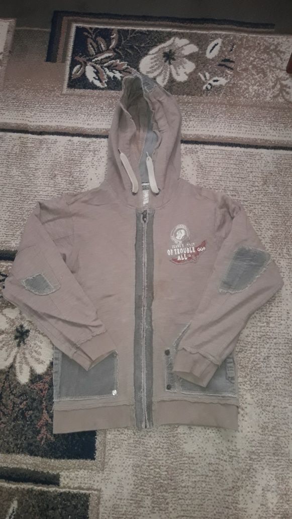 Брюки для мальчика продам +2 кофточки в подарок.