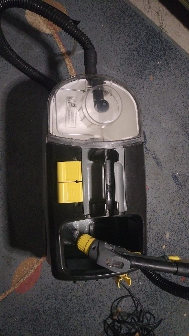 Продам профессиональное моющий пылесос KARCHER PUZZI  10/1