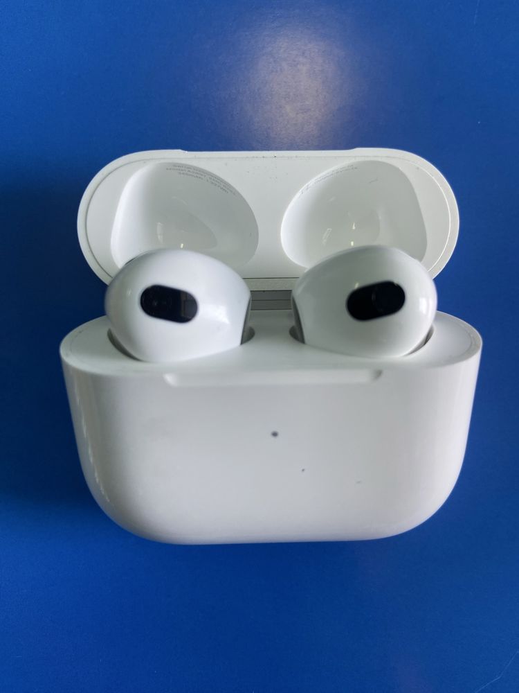 Продаю оригинальные Apple AirPods (3-го поколения)