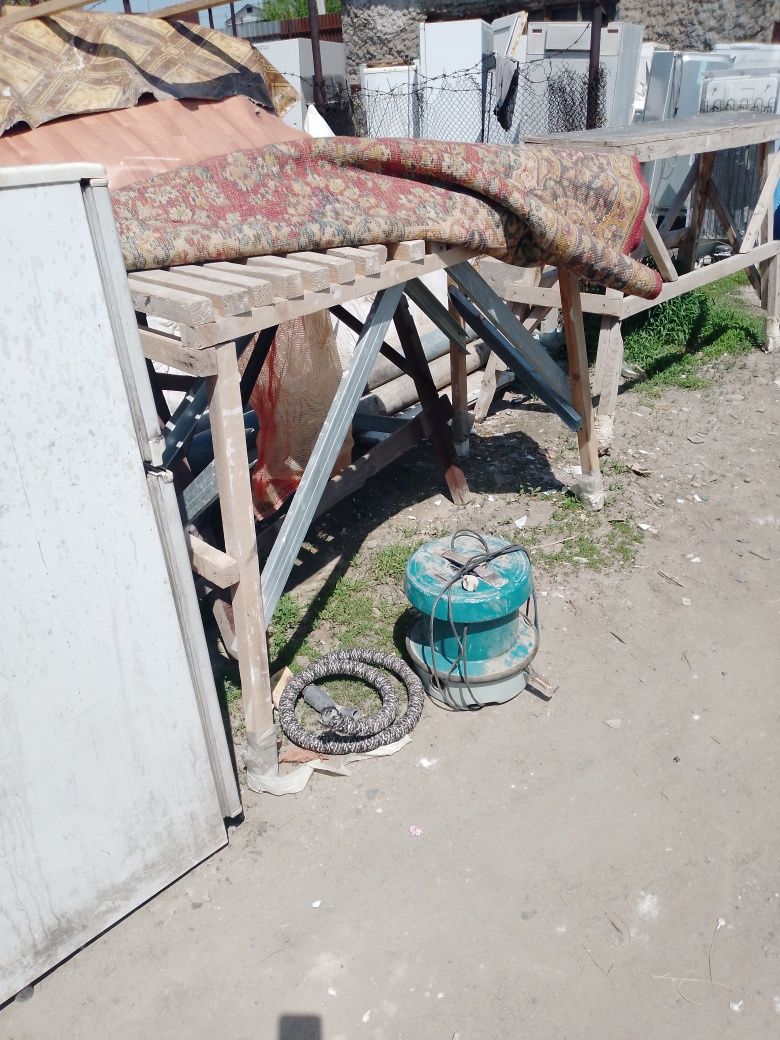 Улица Азаттык дом51  Продам   пылесос , утюг