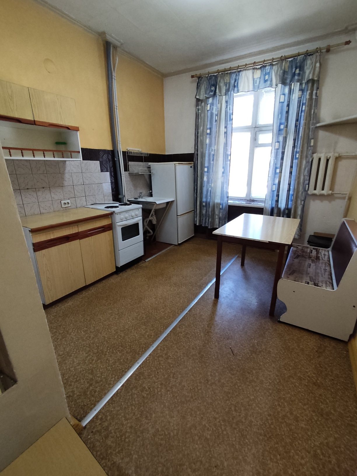 Сдам 1,5-ку на1 эт/3. На длит. срок.Семье или 2-м девушкам.Предоплата.