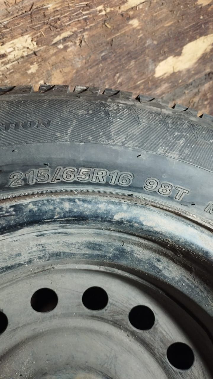 Зимняя резина на дисках 215/65R16 от Mitsubishi Outlander