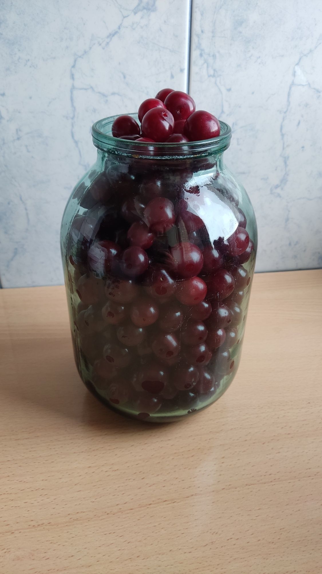 Вишня дачная крупная
