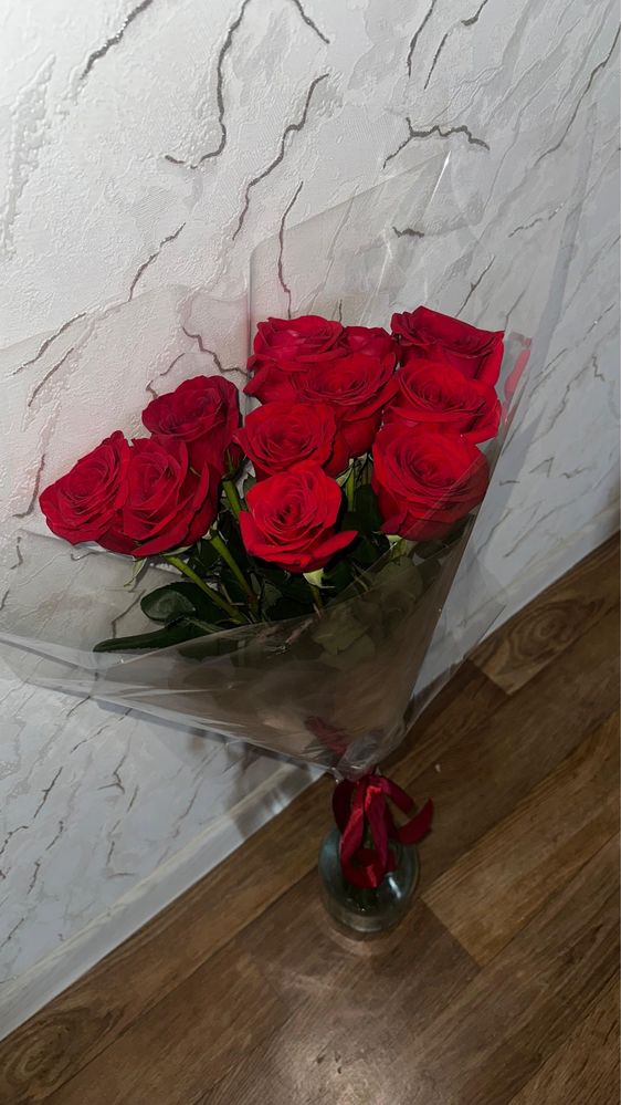 Продам шикарный букет из 11 красных роз роз сорта Red Naomi.