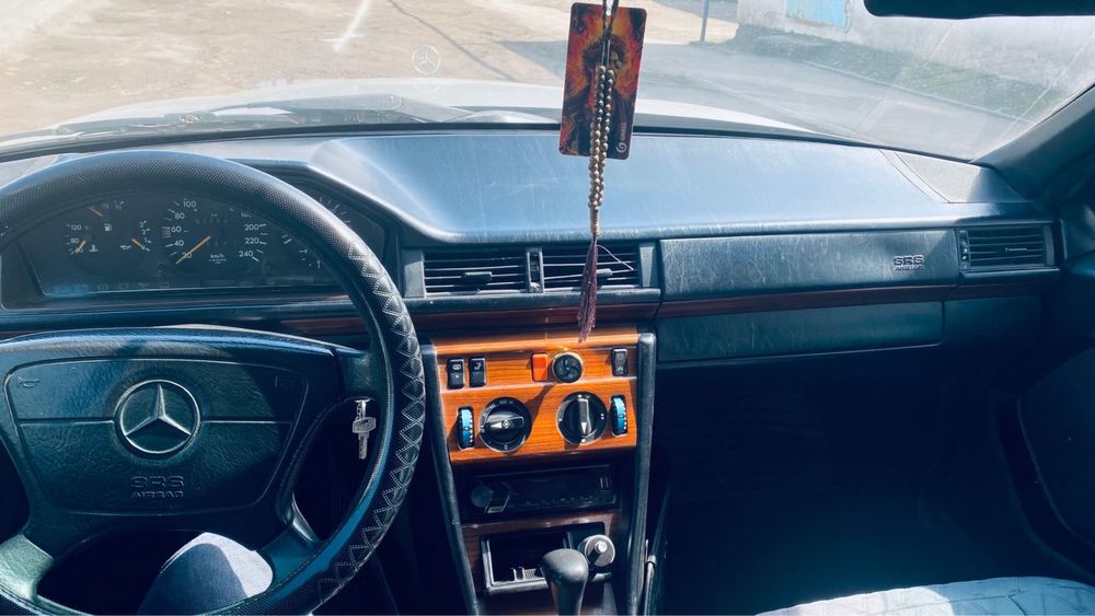 Продам машину Mercedes-Benz Е 220