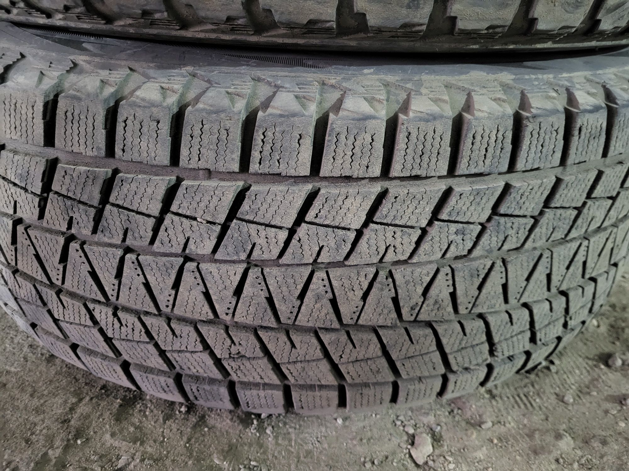 Комплект оригинальных дисков r18 с зимней резиной Bridgestone 275/60