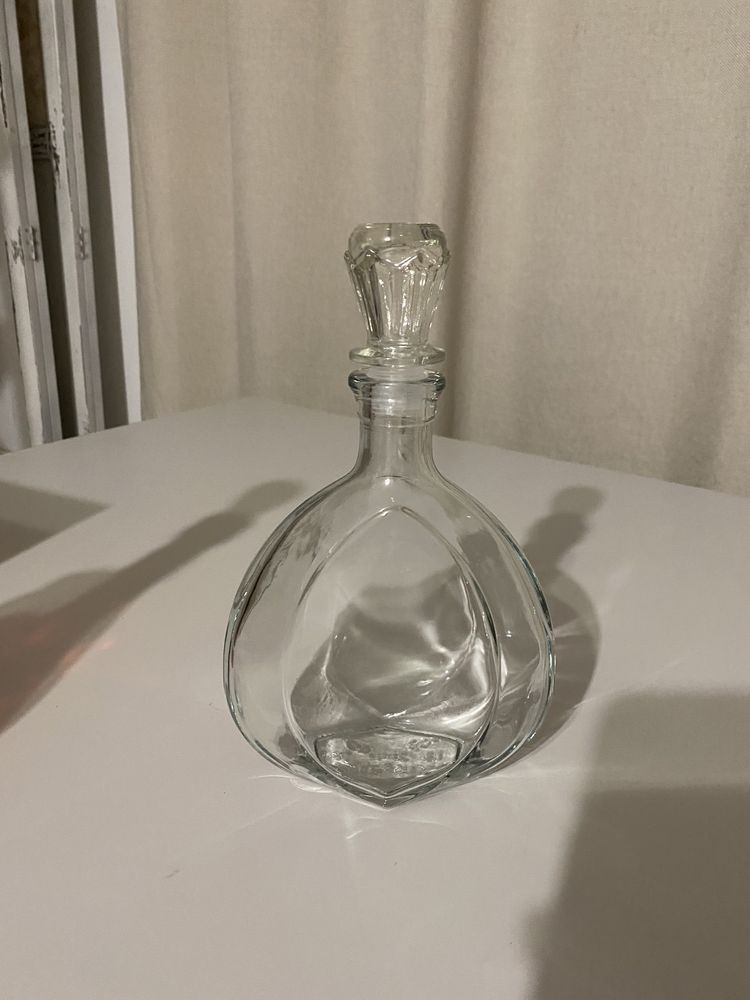 Графин с крышкой, бутылка с пробкой, стекло