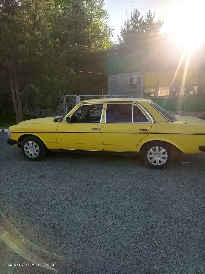 Автомобиль , Мерседес Бенс 1982 года выпуска в отличном состоянии
