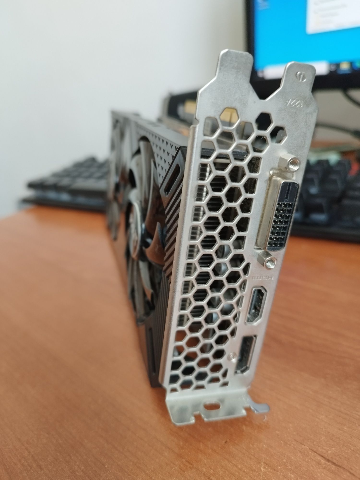 Продам видеокарту 1660 6 gigov 192bit 8pin led поцветка синия
