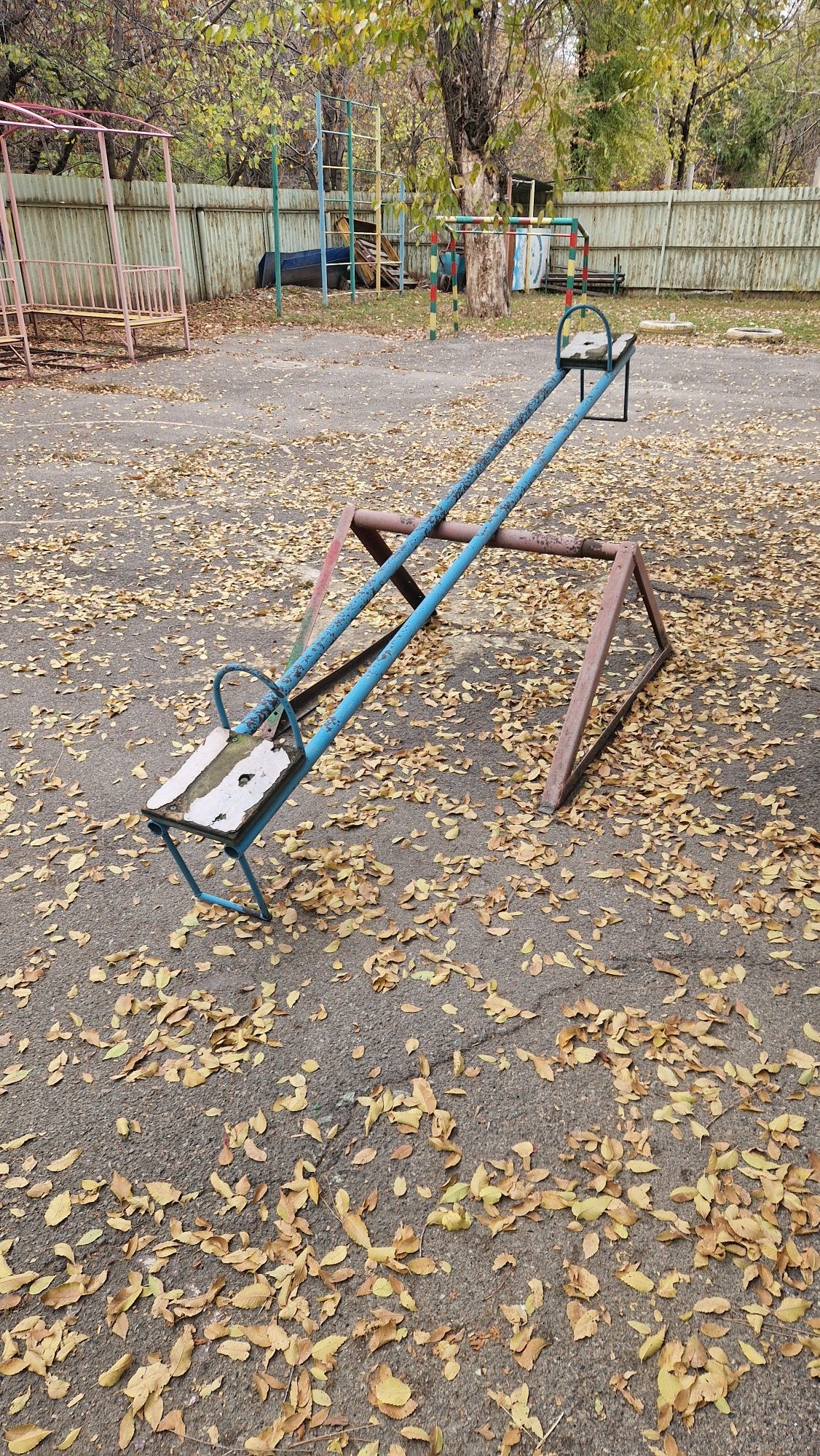Продам качелю железную