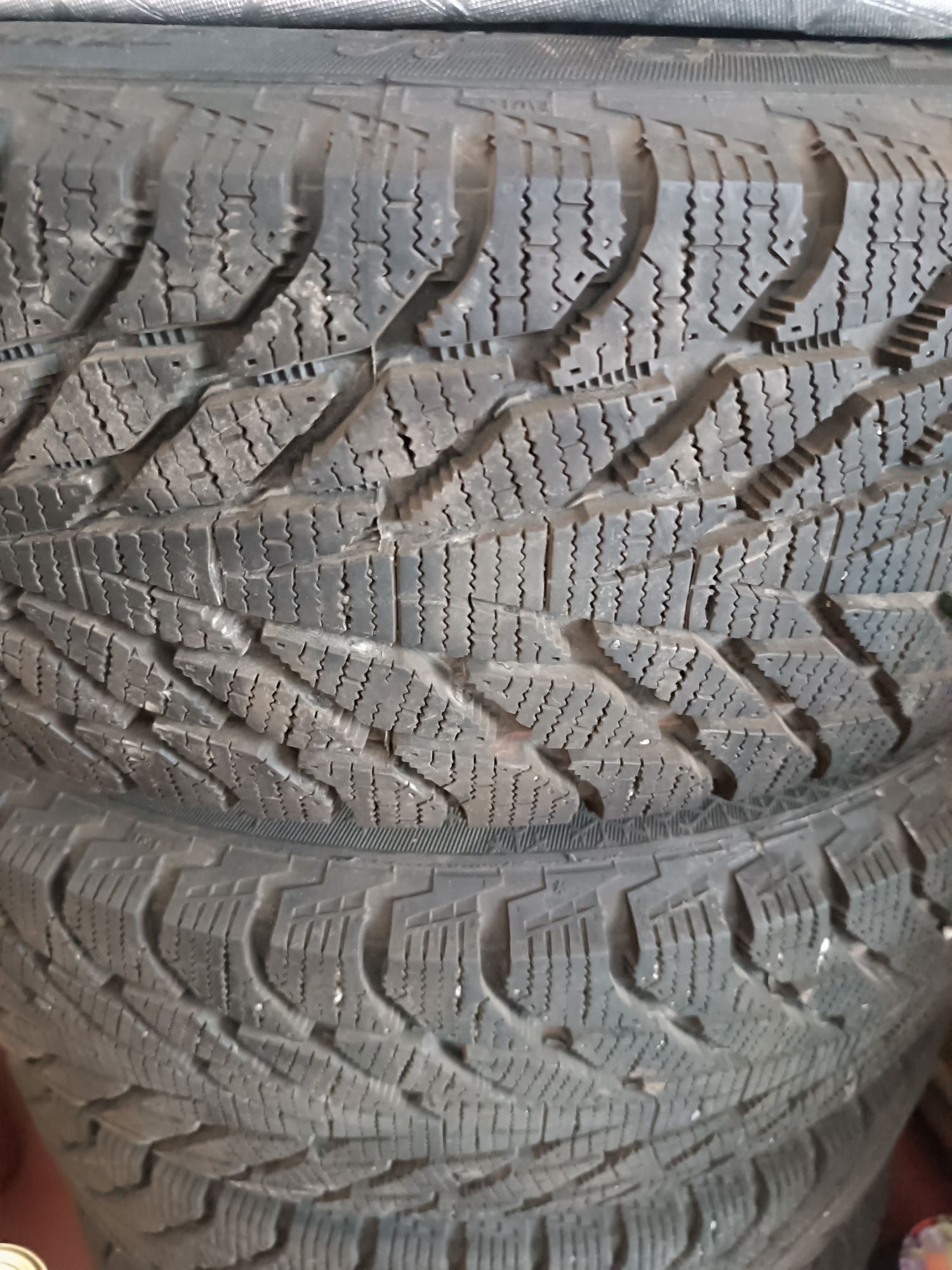 Продам 4 Покрышки с дисками 185/65 R14