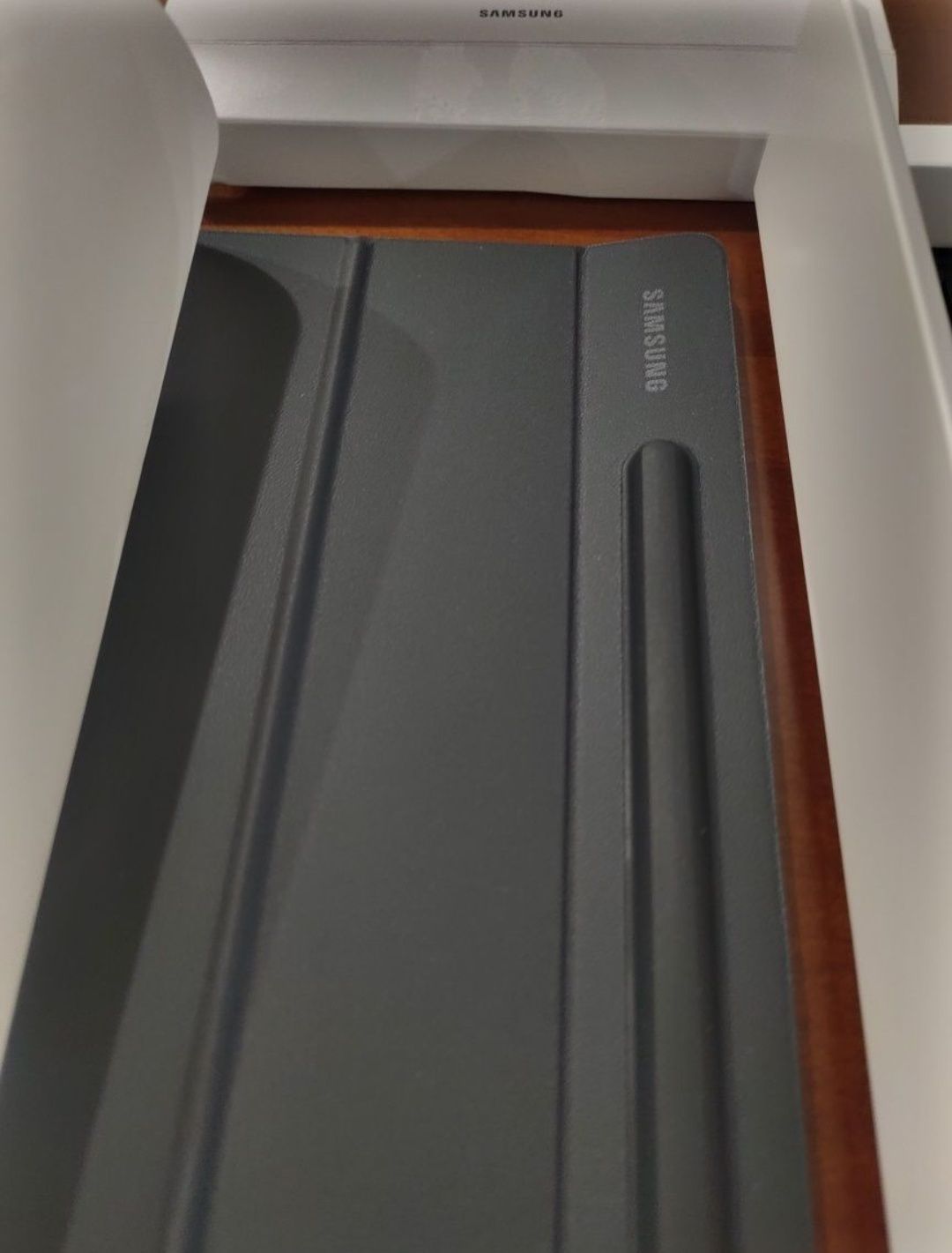 Samsung Galaxy Tab S8/S7 Book Cover Keyboard (чехол-клавиатура).