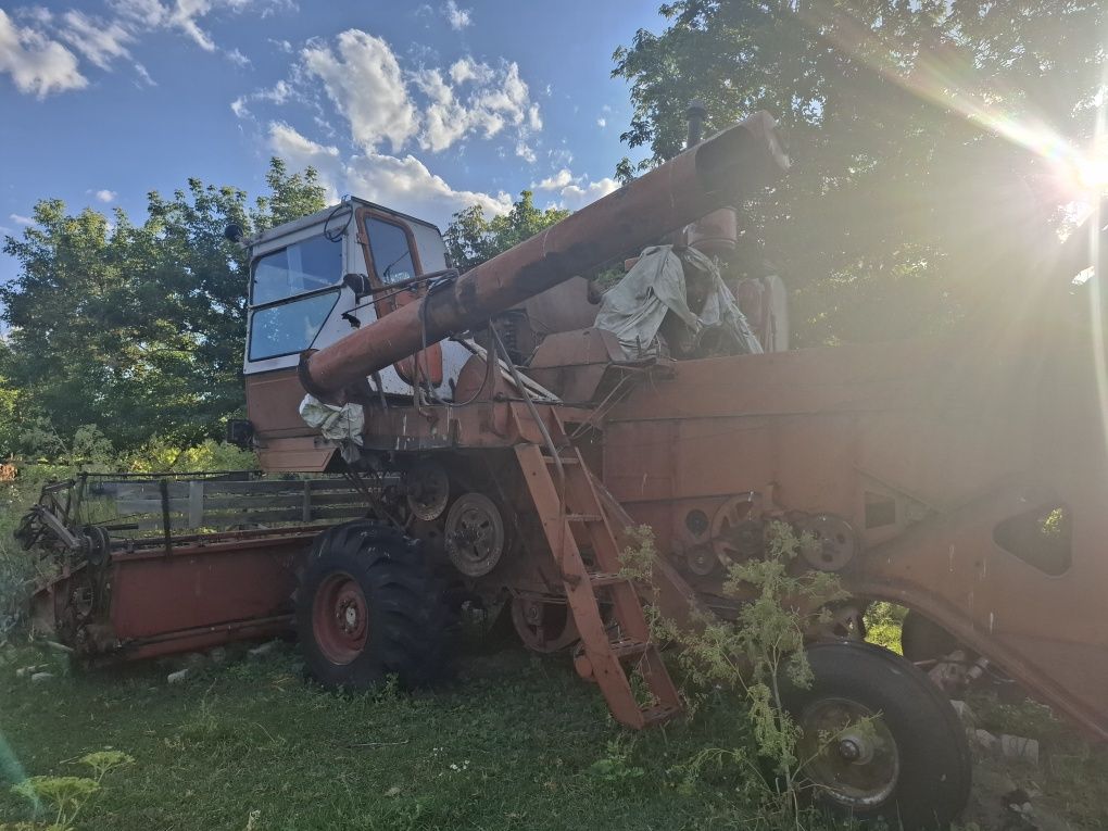 Продам зерноуборочный комбайн