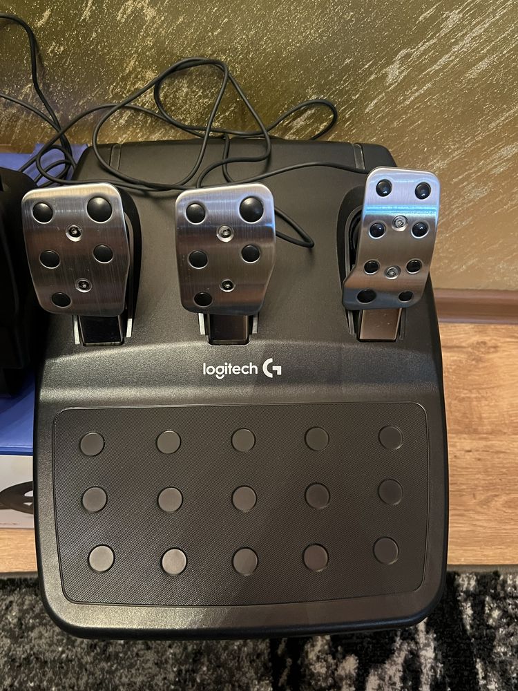 Игровой руль Logitech G29 (для приставок и компьютеров)