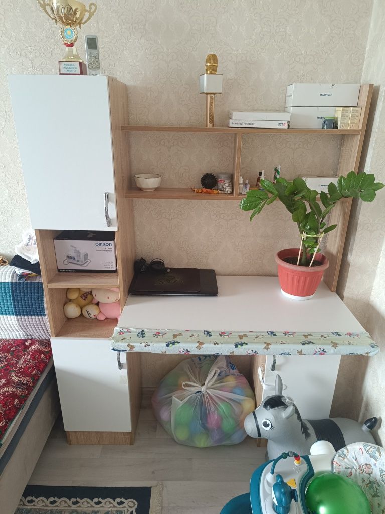 Компьютерный стол с полками