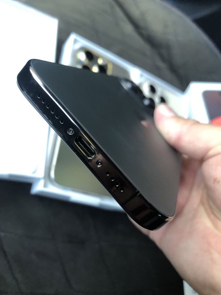 iPhone 16 Pro Max.Samsung S24 Ultra.