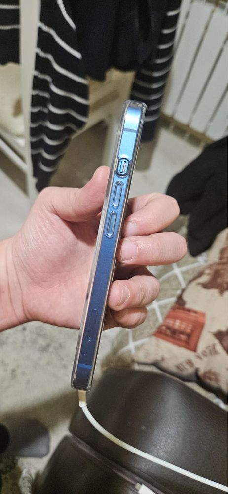 Продается оригинальный чехол на Iphone 14
