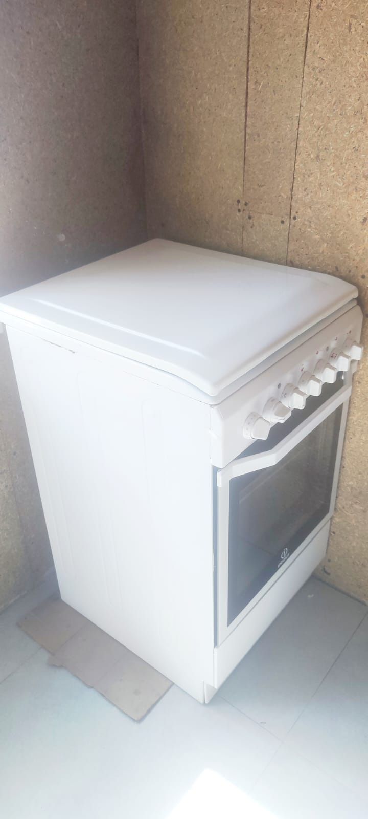 Продам электрическую плиту в отличном состоянии марки Indesit