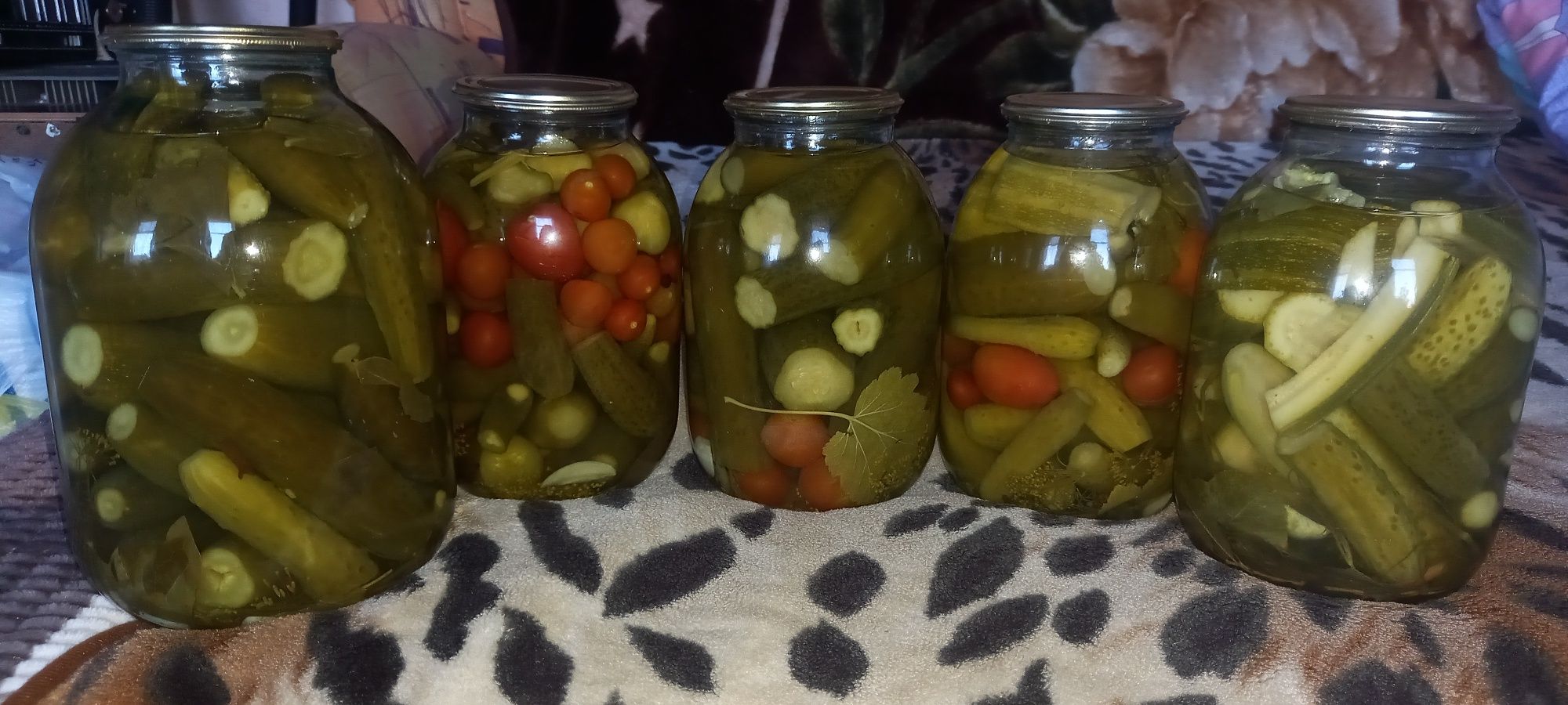 Маринованные огурцы и помидоры