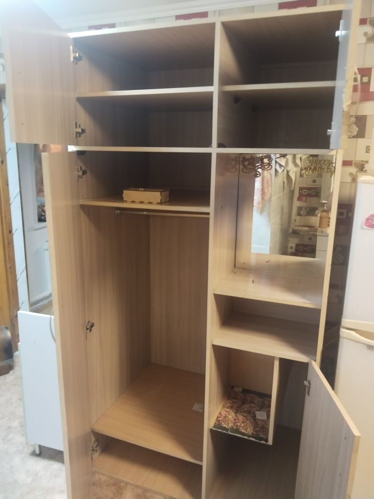 Продам Шкаф стенку "Приходая,Кухня"