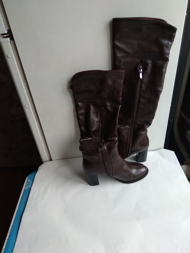 Продам сапоги женские.Длиннле голенище.Цвет коричневый..