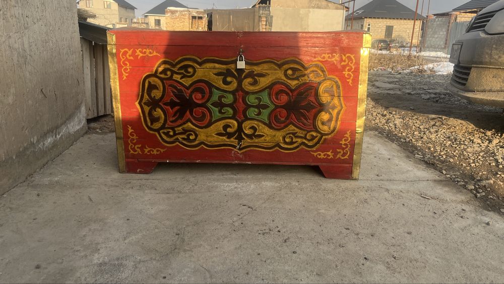 Ковры ручной работы, қолдан тоқылған кілем, алаша, сырмақ, сандық.