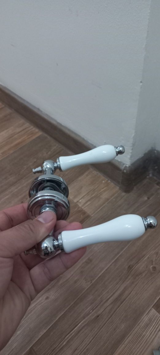 Белые ручки  на дверь