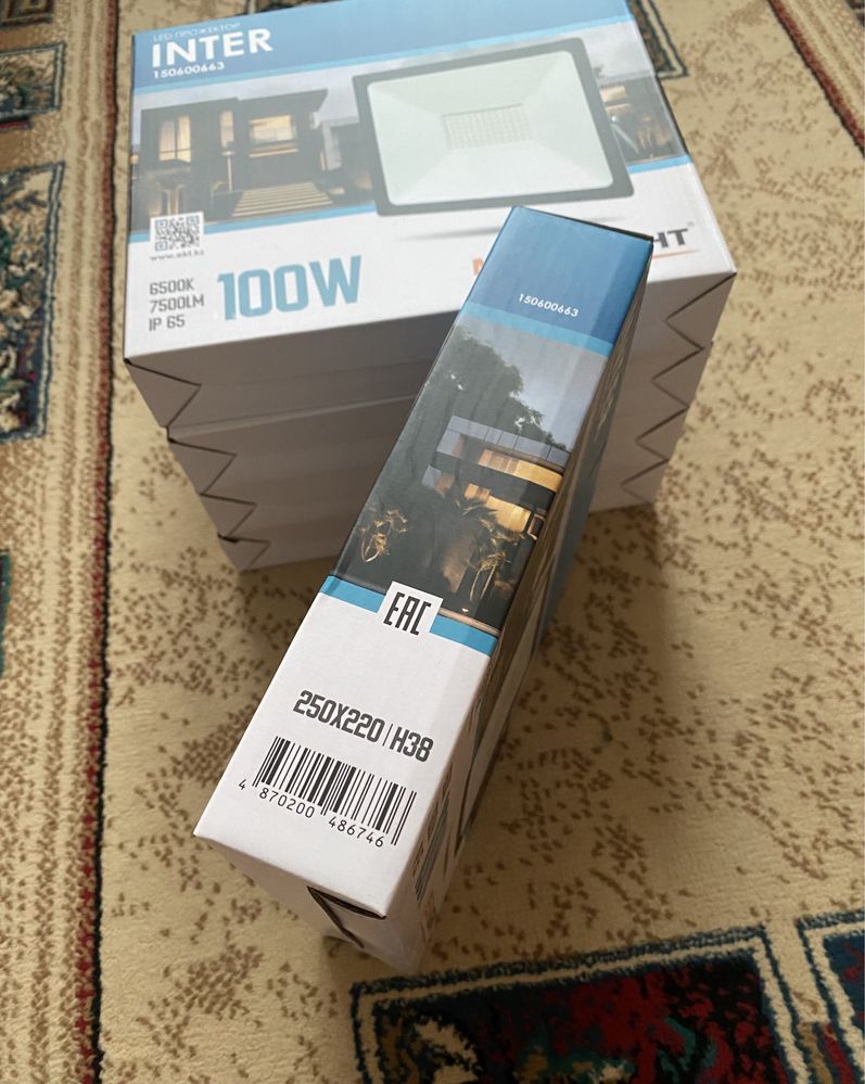 Прожектор. Новый. 100W.