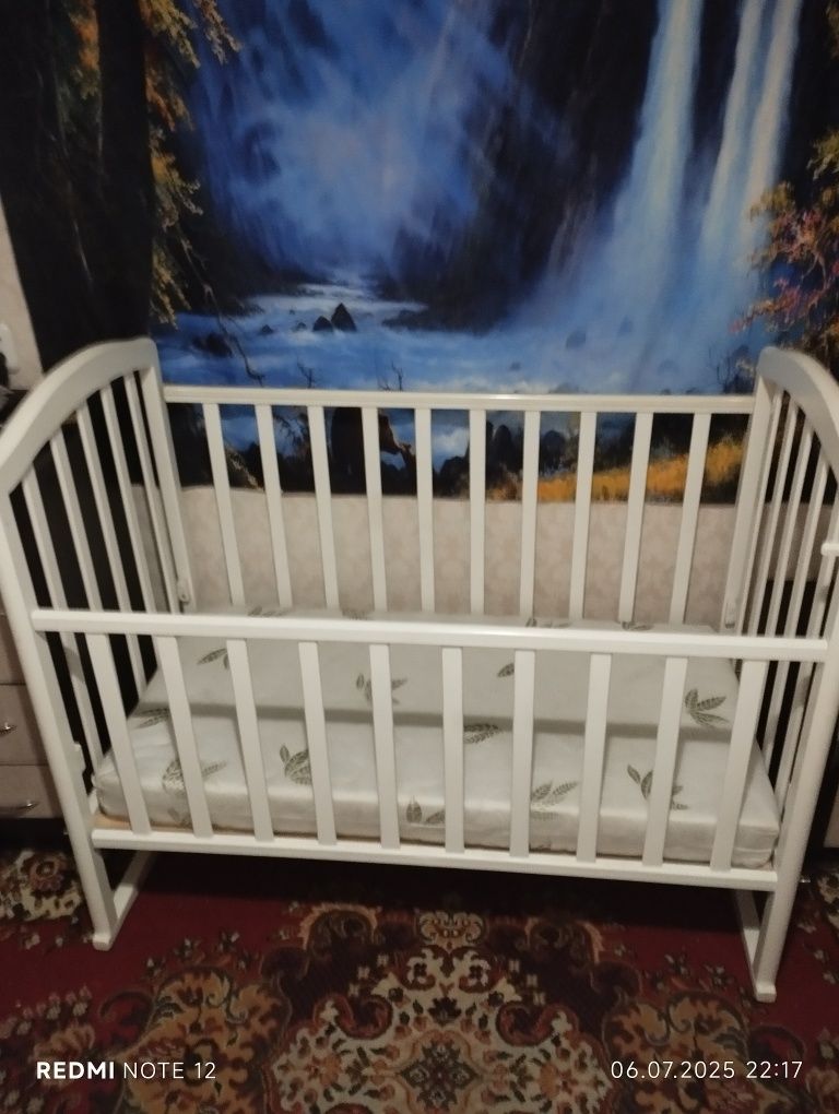 Продам кроватку детскую,с матрасом