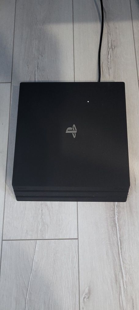 Продам ps4 с играми и джойстиками