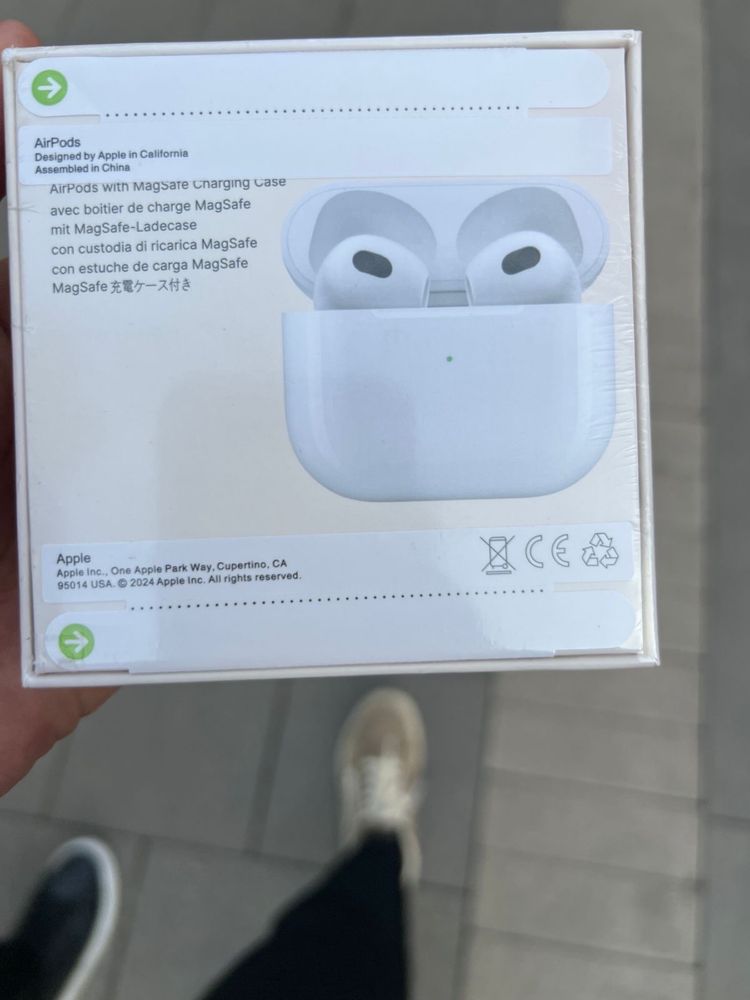 Apple AirPods с MagSafe-чехлом для зарядки.
