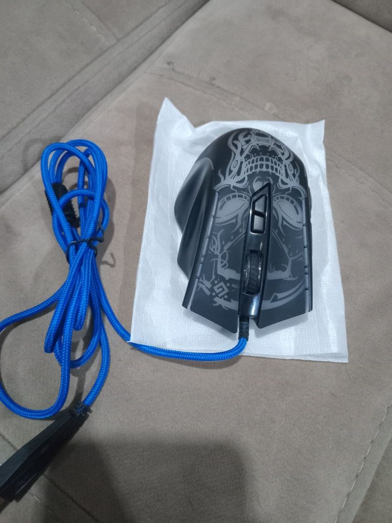 Игровая мыш с подсветкой ещё не продон. В подарок тоже игровая мыш б/у