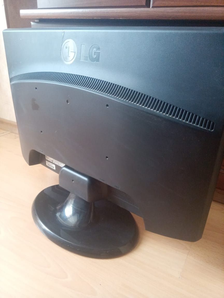 монитор LG. диагональ 58см