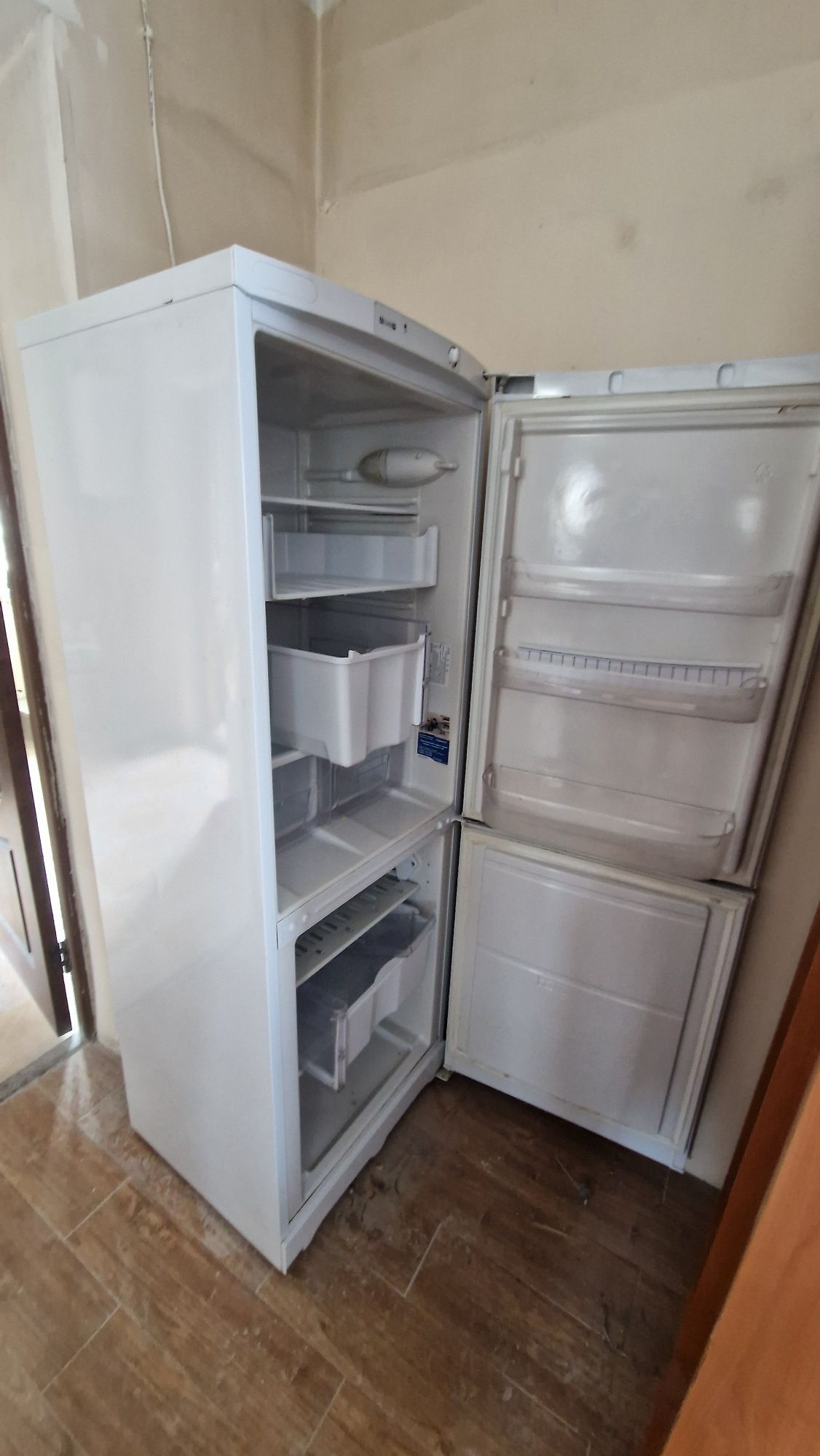 Холодильник Indesit