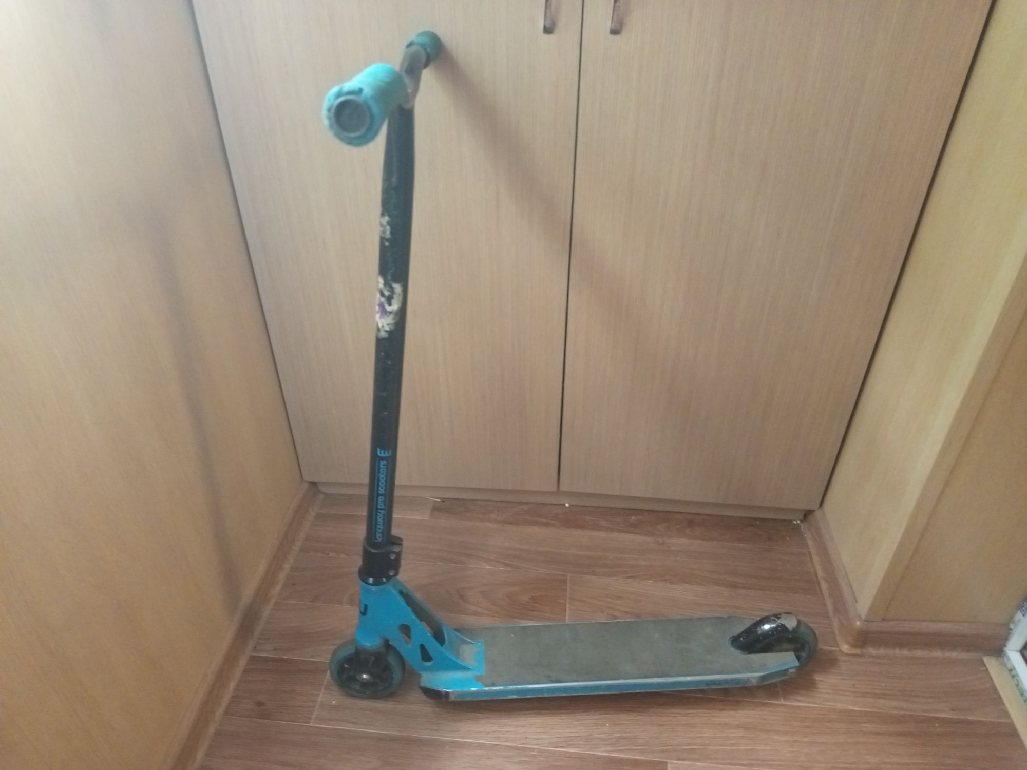 Продам самокат трюковой сине-черного цвета