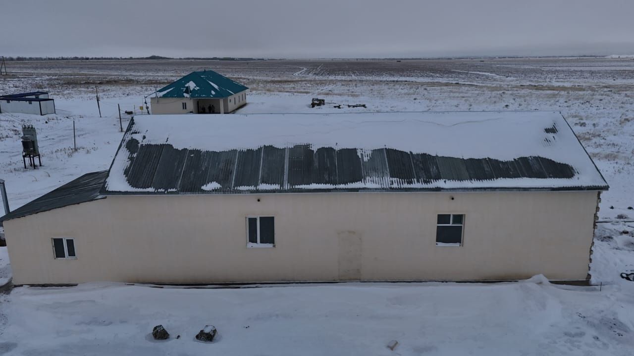 Земельный участок с двумя зданиями