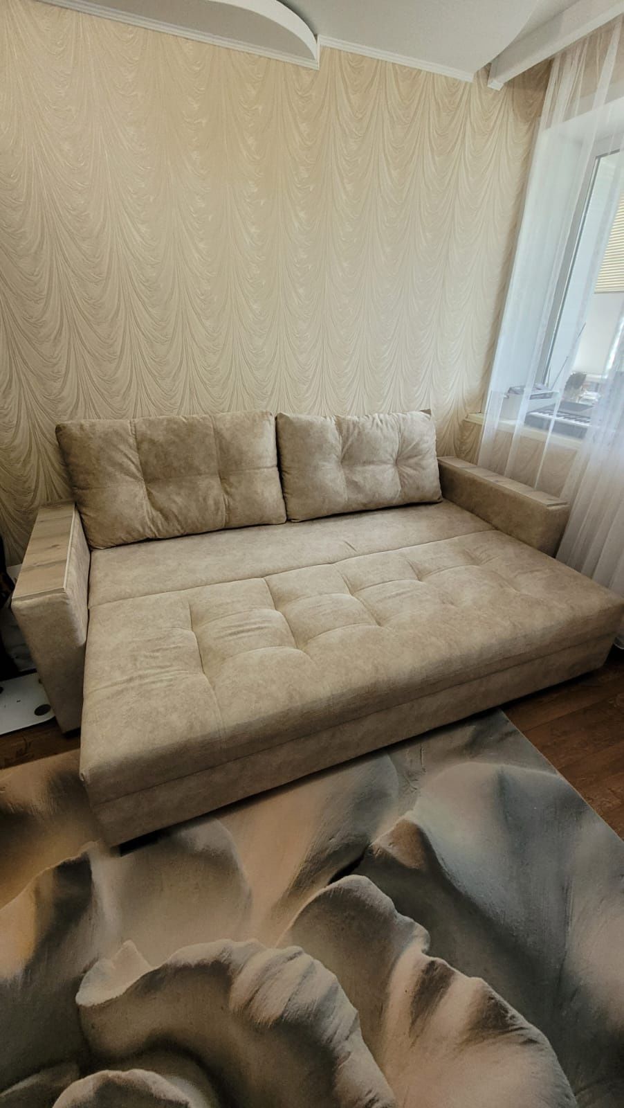 Продам диван для гостинной комнаты.