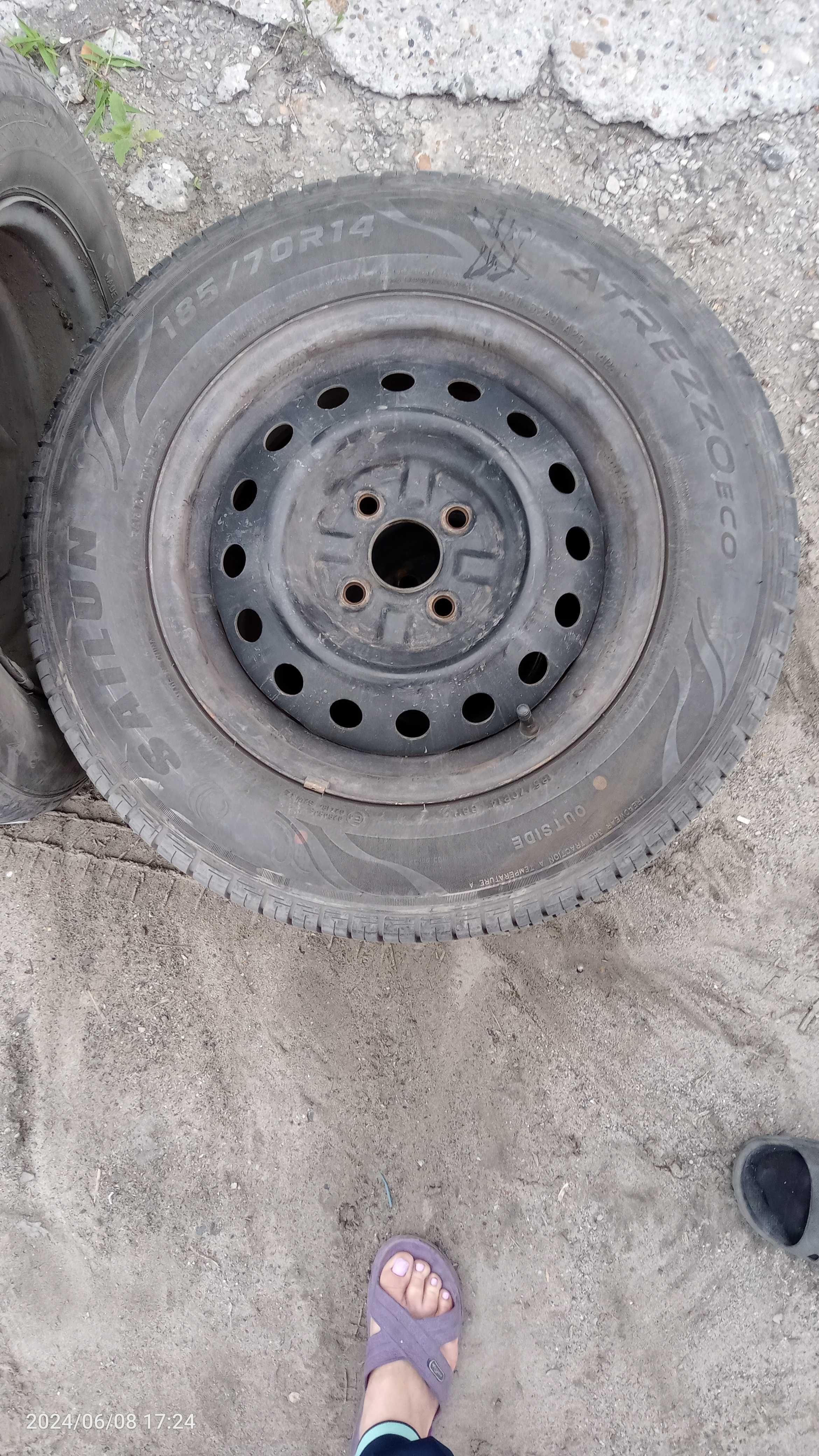 Продам комплект летней резины на дисках R14 4/100, состояние отличное.