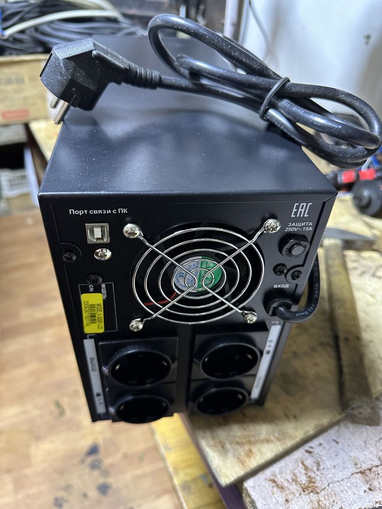 Источник бесперебойного питания SVC V-3000-F-LCD 1800BT