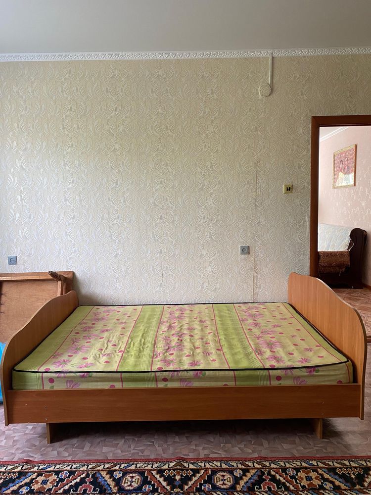 Спальный гарнитур: шкаф, кровать и трюмо