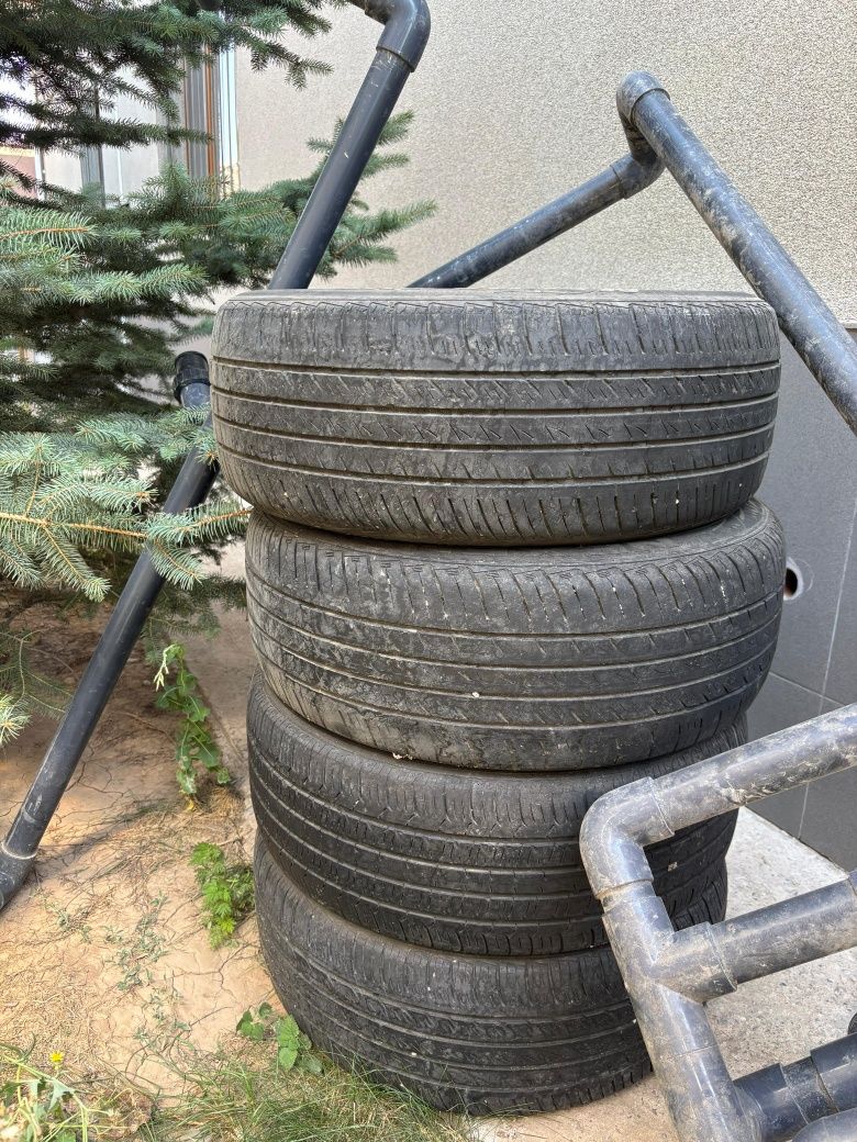 Шины 225/55/R17 в хорошем состоянии