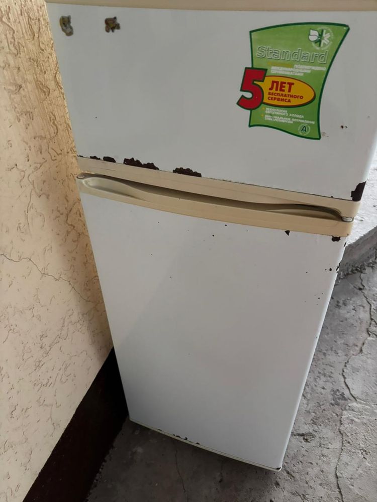 Холодильник старый