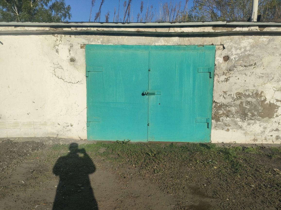 Продам два гаража рядом