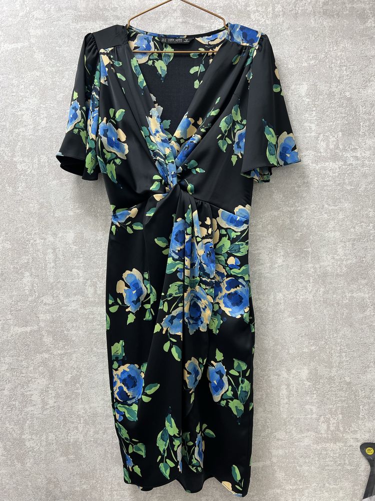 Платье Zara черное в цветочек