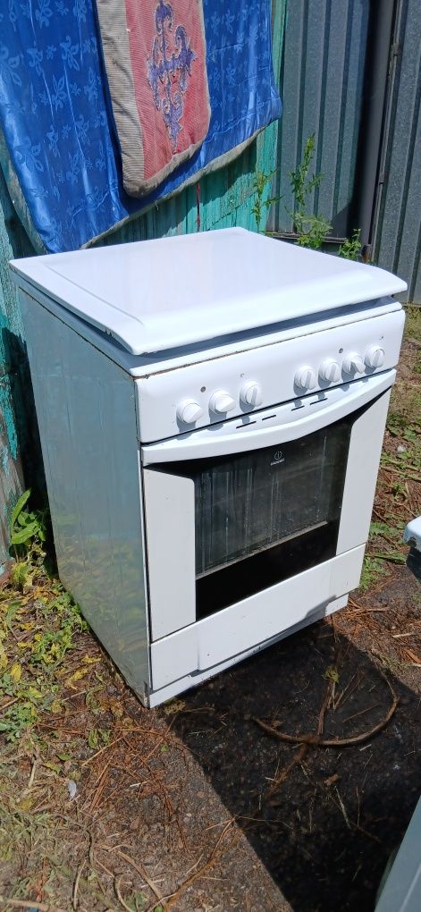 Продам электро плиту indesit