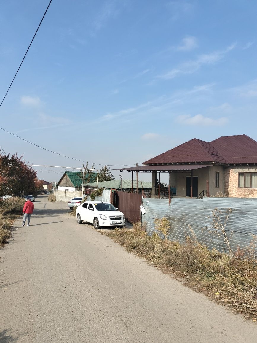 Дом кирпичный 280 кв, м. 7 жилых комат, 2 кухни, 4 сан узлов, котелная